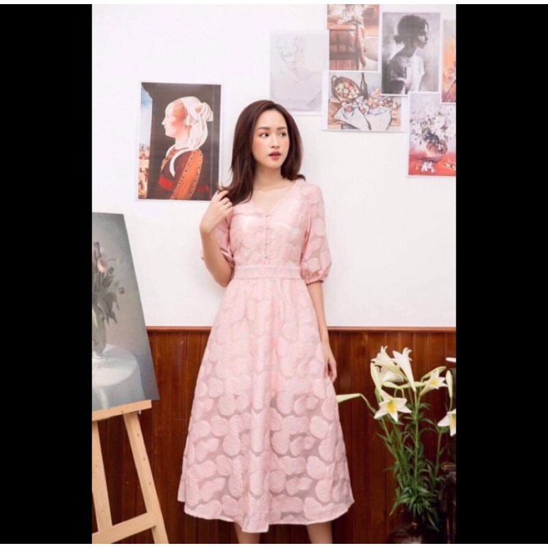 Váy gấm cổ chữ V