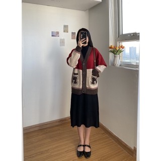Áo Cardigan đỏ viền nâu túi chữ M