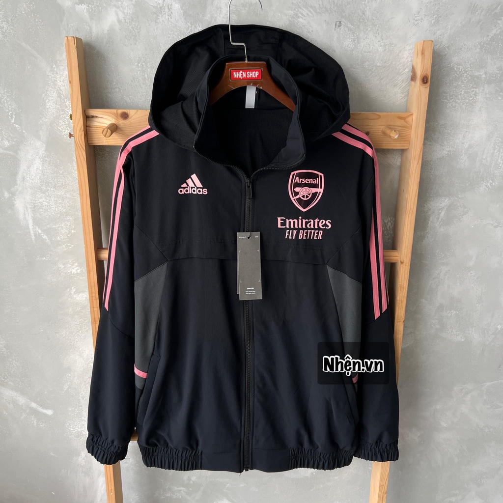 Áo khoác gió Arsenal đen sọc hồng mùa giải 2022/23 chất chống nắng, trượt nước đi mưa,...