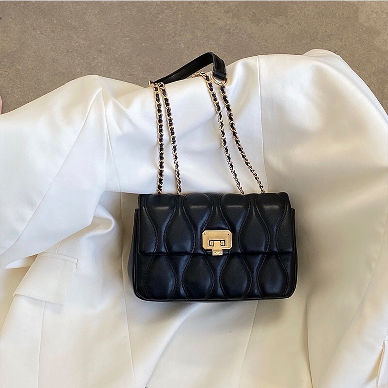 Túi xách nữ túi đeo chéo nữ màu đen đi kèm dây xích có đệm chống đau vai.