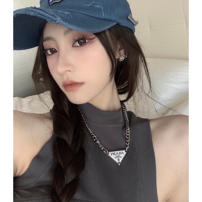 Dây Chuyền Xích Mặt Tam Giác Prada Phong Cách