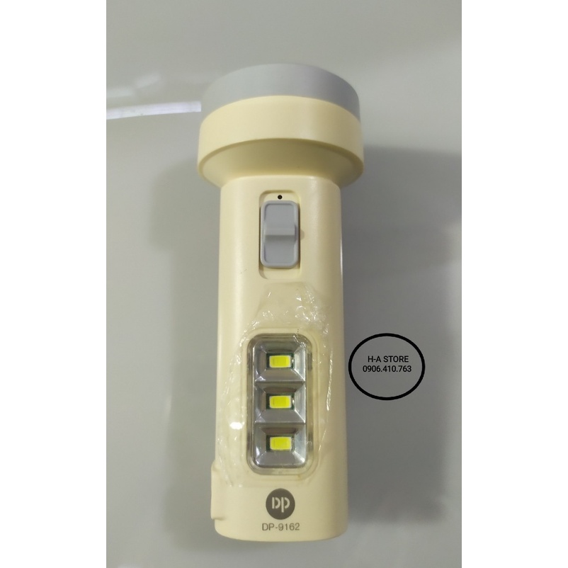 Đèn pin sạc DP 9162 cầm tay bên hông đèn có 3 bóng led