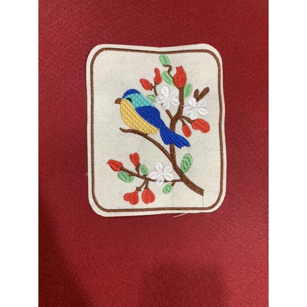 Sticker thêu là ủi vuông chim