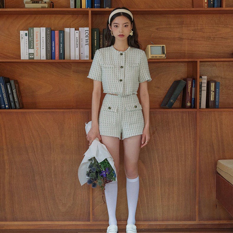 Set áo croptop dạ tweed ngắn tay cài cúc kim loại kèm quần đùi màu xanh caro Hachie