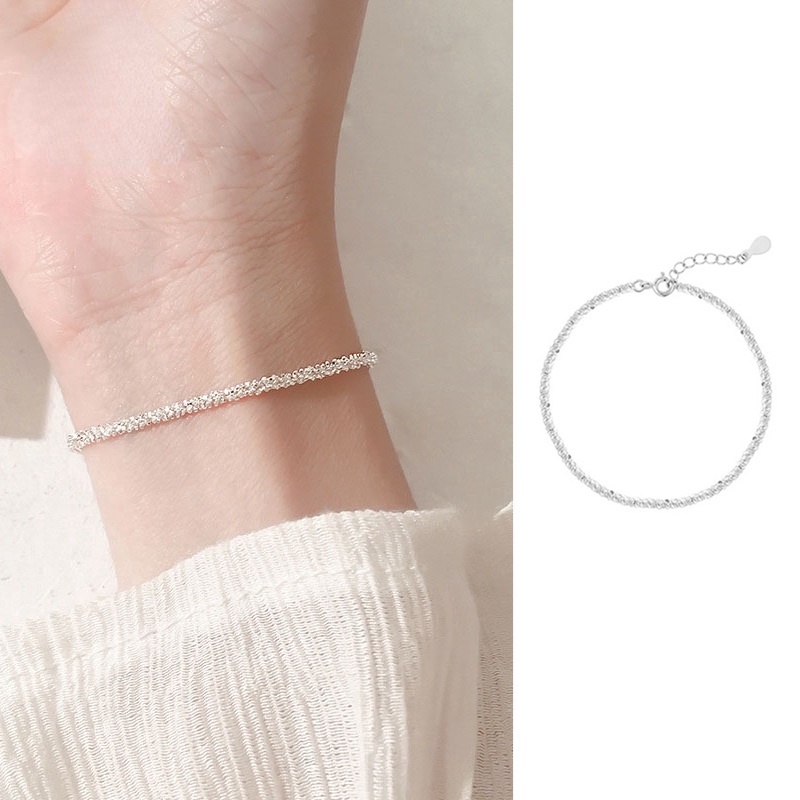 Chiếc Nhẫn đang mặc một thiết kế sành Điệu đơn giản cho phụ nữ.