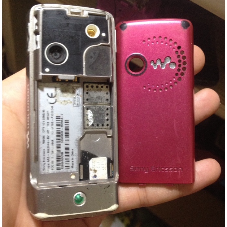 Xác SONY W200i màn ám vàng, máy bị mật khẩu, không bin