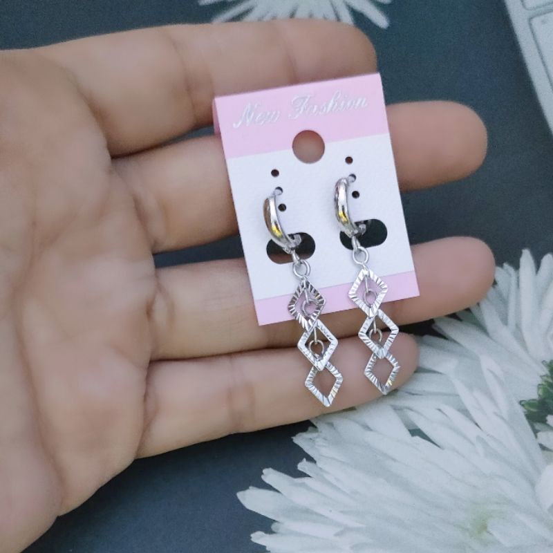 Bông tai khoen tròn inox tòn ten 3 hình thoi chạm chiếu sáng đẹp không đen