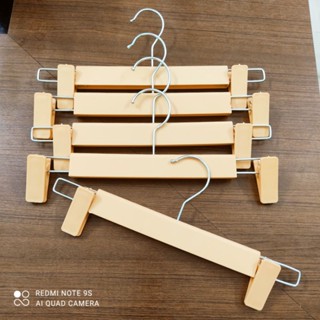 (COMBO 10 CÁI) Móc Treo Quần Áo, Móc Nhựa Màu Vàng, Kẹp Quần Nhựa Giả Gỗ Người Lớn, Trẻ Em Tiện Dụng