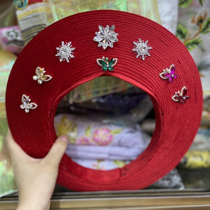 - Ghim hình bướm nhí cài khăn, cài lượt