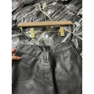 chân váy da xẻ tà tôn dáng