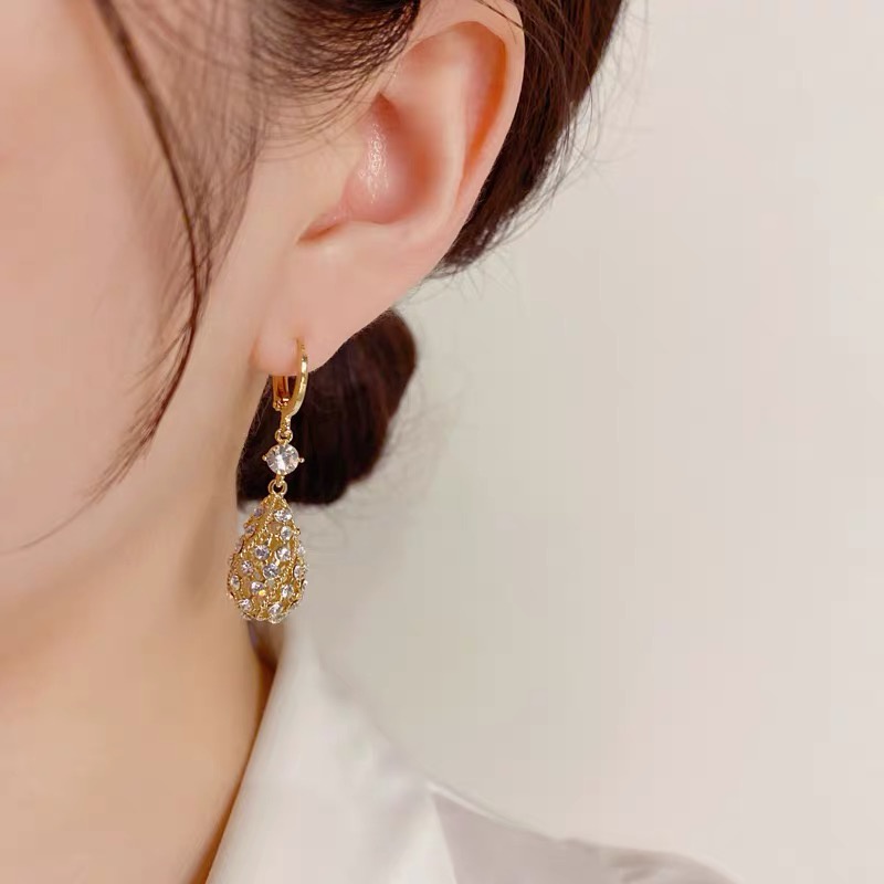 Khuyên Tai Hình Giọt Nước Rỗng Đính Kim Cương Giả Phong Cách Thu Đông Mới Thanh Lịch Cho Nữ