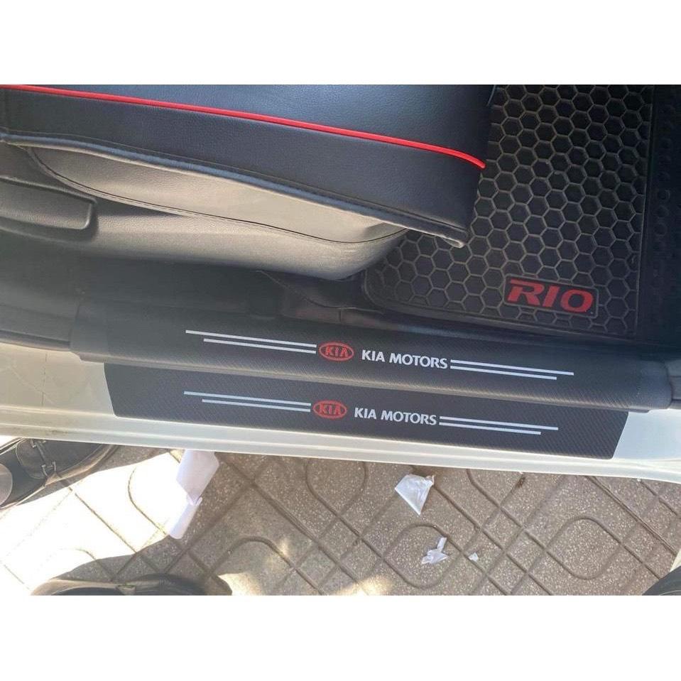 Bộ 9 dải vân CARBON chống trầy xước bậc cửa lên xuống và cốp ô tô dập logo hãng thời trang
