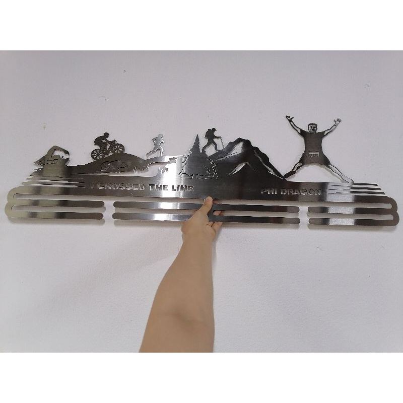 KT: 600x200mm Giá treo huy chương gắn tường bằng inox, thiết kế CHỮ theo yêu cầu