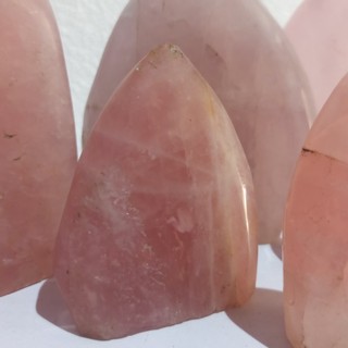 01 Chặn Giấy Hồng Raw Rose Quartz