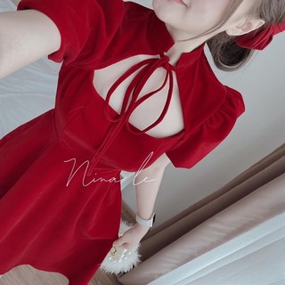 Váy nhung đỏ cut out cổ