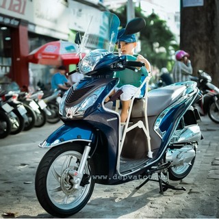 Kính chắn gió xe máy cho bé