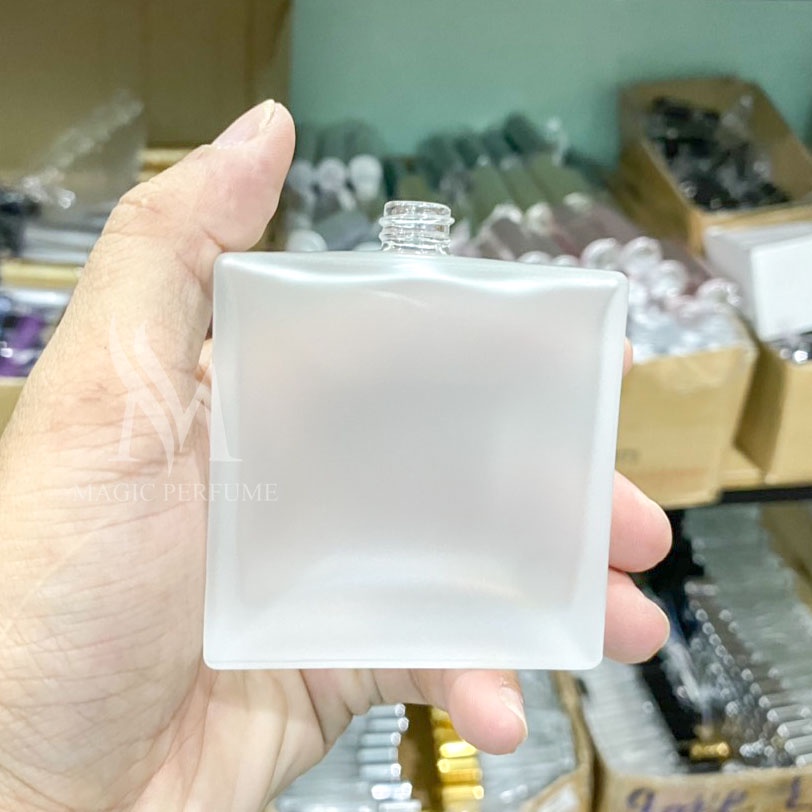 Chai lọ đựng nước hoa thủy tinh đục hình vuông dẹt kiểu Essence  25ml, 50ml dạng phun sương