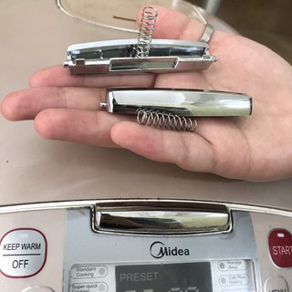Lẫy khóa nồi cơm điện Midea MB-FS5018 FS3018 - Phụ kiện, linh kiện nồi cơm điện Midea