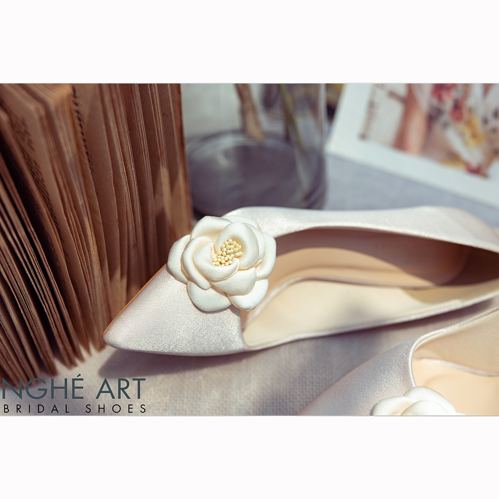 Giày cưới Nghé Art satin đính hoa lụa 334 nude