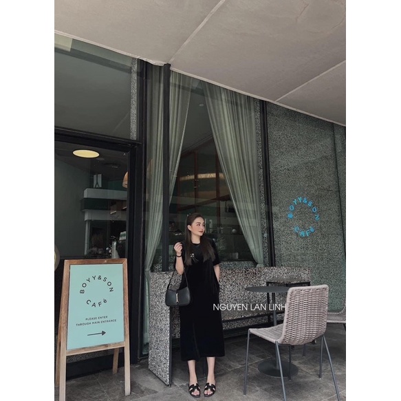 Đầm suông nhung đen basic cổ tròn