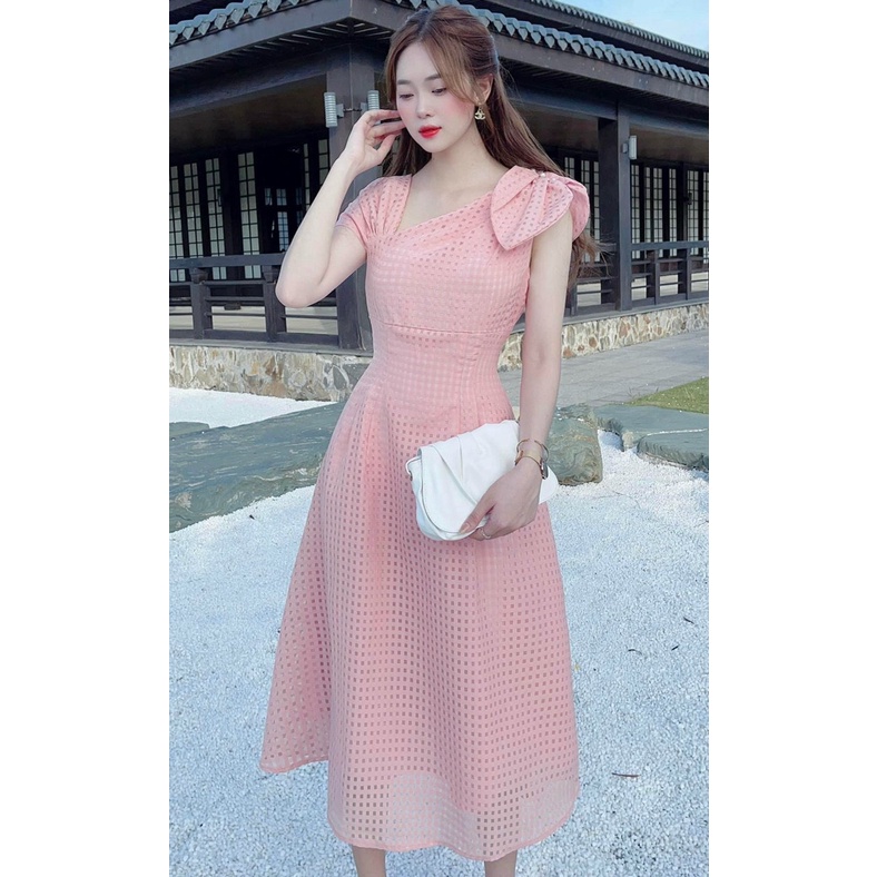 Đầm nữ cổ chéo dáng xòe dài có mút nhấn nhá chiếc nơ cách điệu tôn dáng, tiểu thư sang chảnh với chất vải xô y như mẫu.