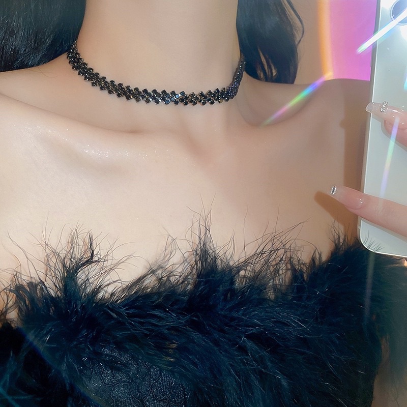 Dây chuyền đá choker ôm sát cổ thời trang
