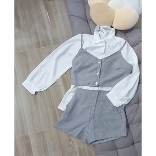 Set 3 chi tiết quần short, áo trắng tay dài và yếm ngắn