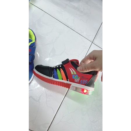 Giày bé trai có đèn màu đỏ