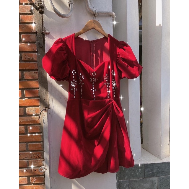 Đầm nhung đỏ nhíu bên đính đá sang chảnh VIBED