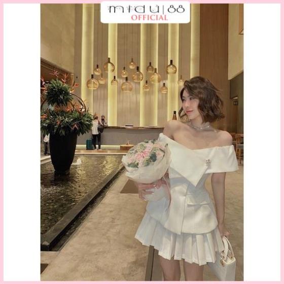 Set áo peplum bẹt vai lật kèm chân váy xếp ly trắng