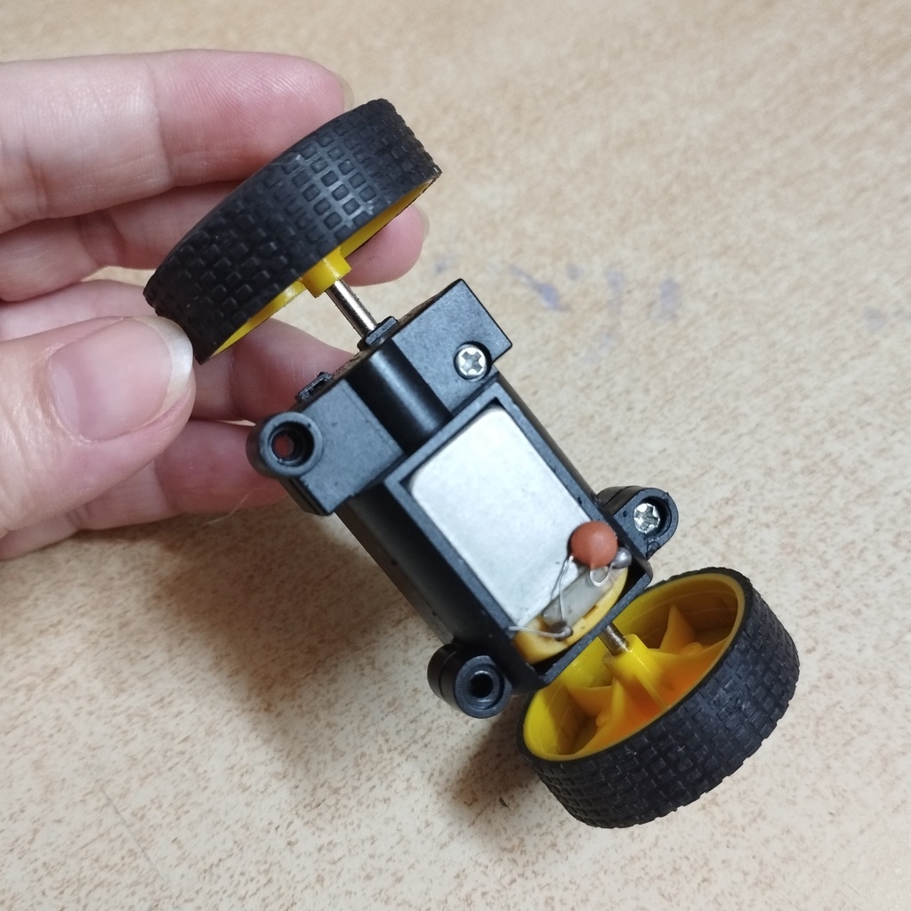 Bánh dẫn động gồm động cơ 130, hộp số và 2 bánh xe để chế tạo ô tô DIY