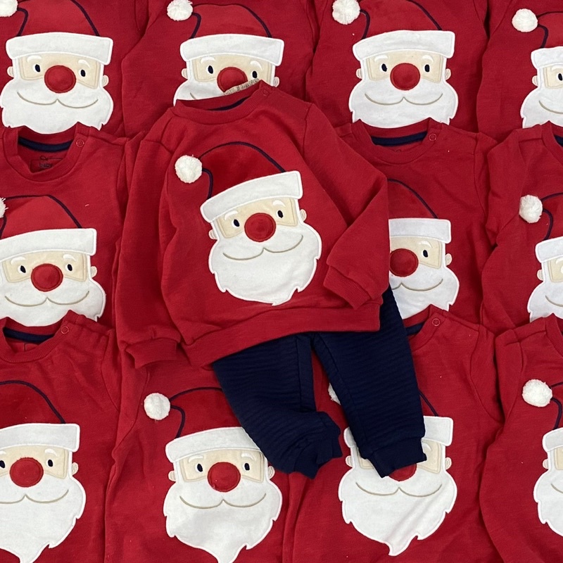 Set bộ ông già Noel C&A dư xịn cho các bé siêu đẹp, chất nỉ mềm đẹp, mũi ông già Noel có đèn rất đẹp