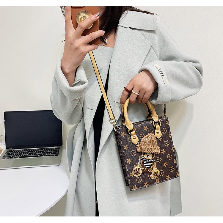 Túi xách nữ đeo chéo gấu xinh nổi bật cực cá tính Capucha T225