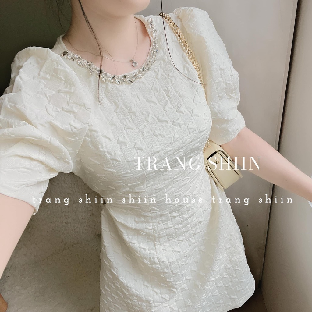 Đầm ngắn nữ dáng ôm chất xốp dập mềm tay phồng cổ tròn viền đá - Trang Shiin