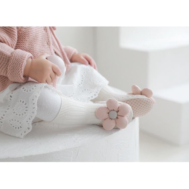 Giày tất họa tiết hoa nổi, đế chống trượt cho bé gái