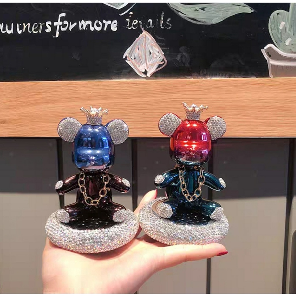 Nước Hoa Khô Hình Gấu BearBick Đeo Vòng Đính Đá Trang Trí Taplo,Bàn Làm Việc