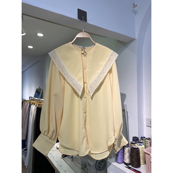 Áo sơ mi nữ phối cổ ren màu vàng ÀTOUS MADELINE kiểu dáng độc đáo trẻ trung phù hợp đi làm đi chơi