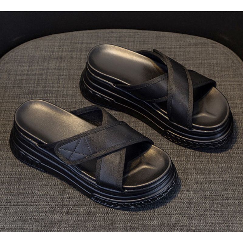 Dép đế xuồng bánh mì quai chéo