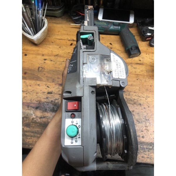 Máy buộc kẽm Max