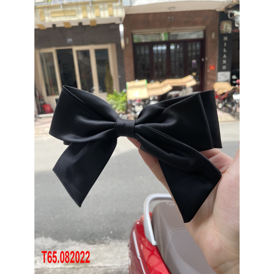 Nơ đen cài tóc cô dâu mới