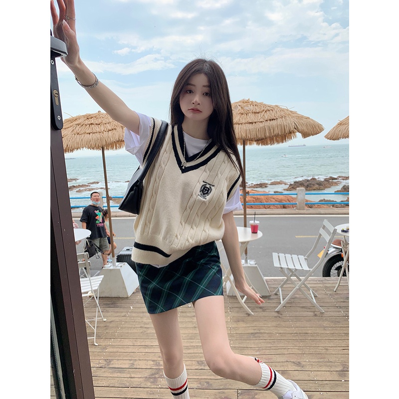 Áo vest len gile xoắn thừng cổ V phối viền họa thêu huy hiệu trước ngực style nữ sinh Hàn Quốc