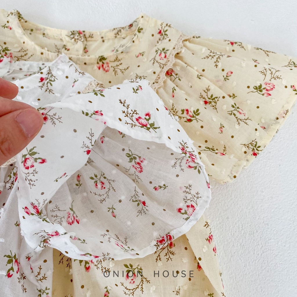 Bộ đồ liền thân trắng vàng hoa nhí tay cánh tiên viền ngực bé gái