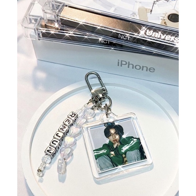 Móc khoá mica trái tim dây hạt cườm