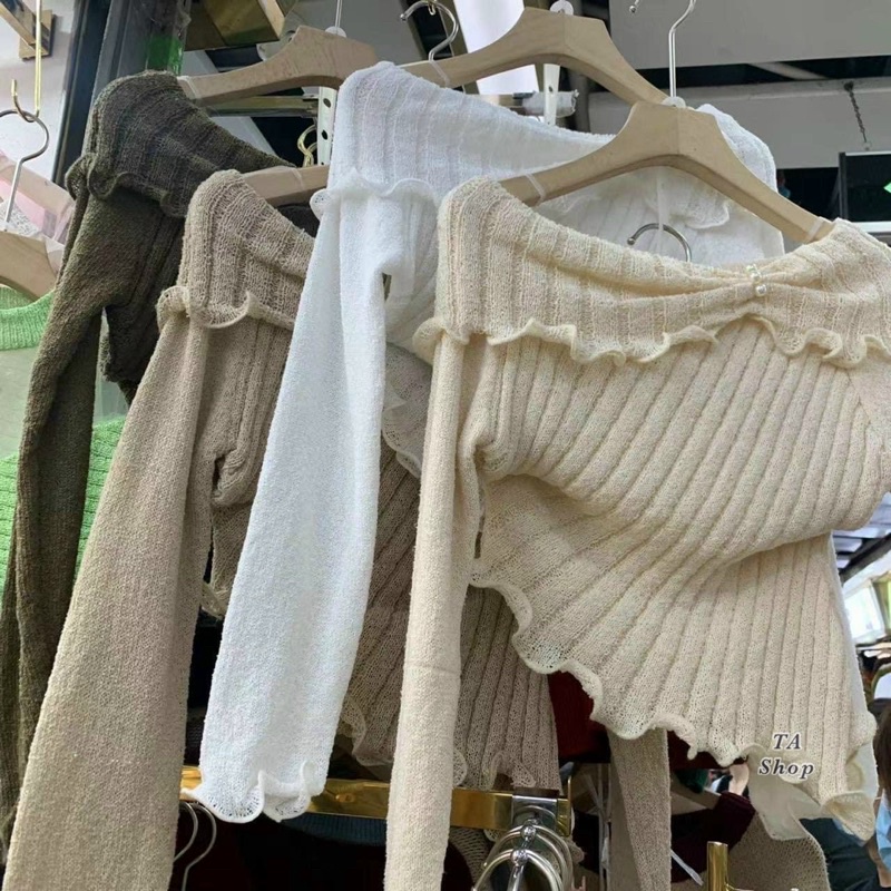 Áo len nữ trễ vai bèo đính ngọc, tà lệch lượn sóng chất liệu len giấy