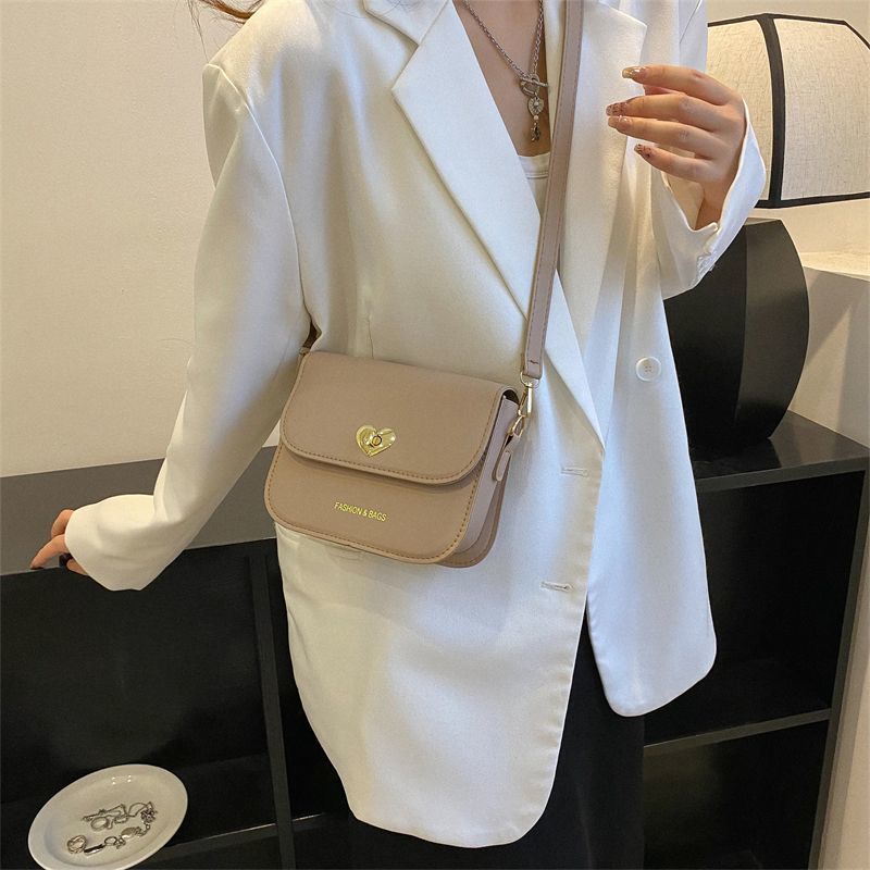 Túi Đeo Chéo Da PU Hình Vuông Nhỏ Thiết Kế Khóa Trái Tim Màu Nâu Sang Trọng Cho Nữ