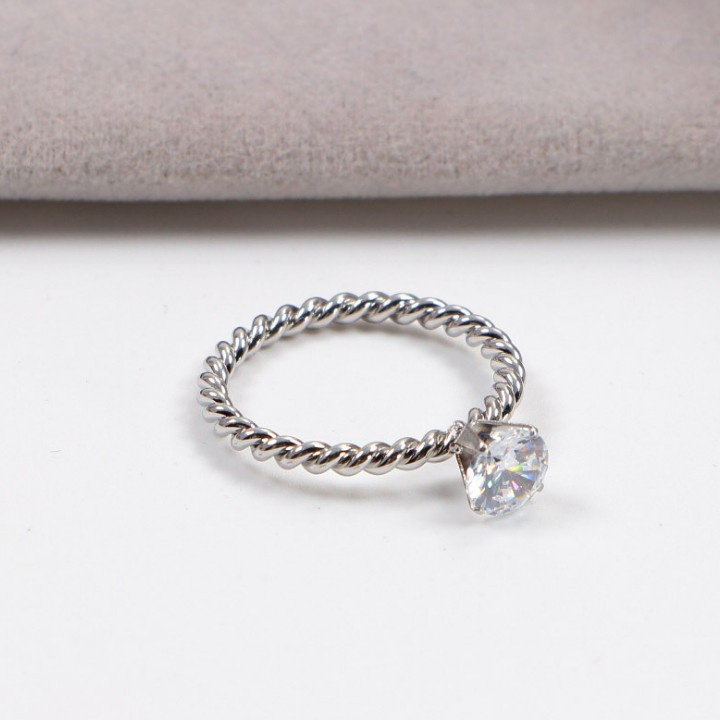 Nhẫn Xoắn Đính Đá Nhân Tạo Chất Liệu Titan Ko Rỉ TT 2036