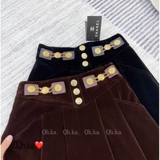 Chân váy nhung xếp ly dài qua gối