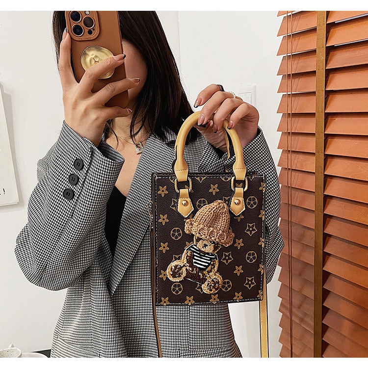 Túi xách nữ đeo chéo gấu xinh nổi bật cực cá tính Capucha T225