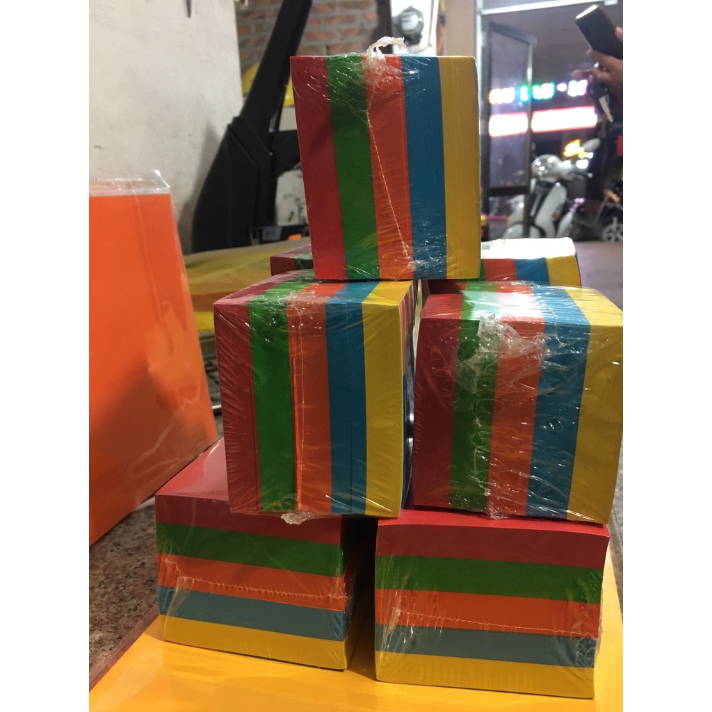 650 tờ giấy màu ghi nhớ (5 màu) Kt: 7,5cm x 7,5cm