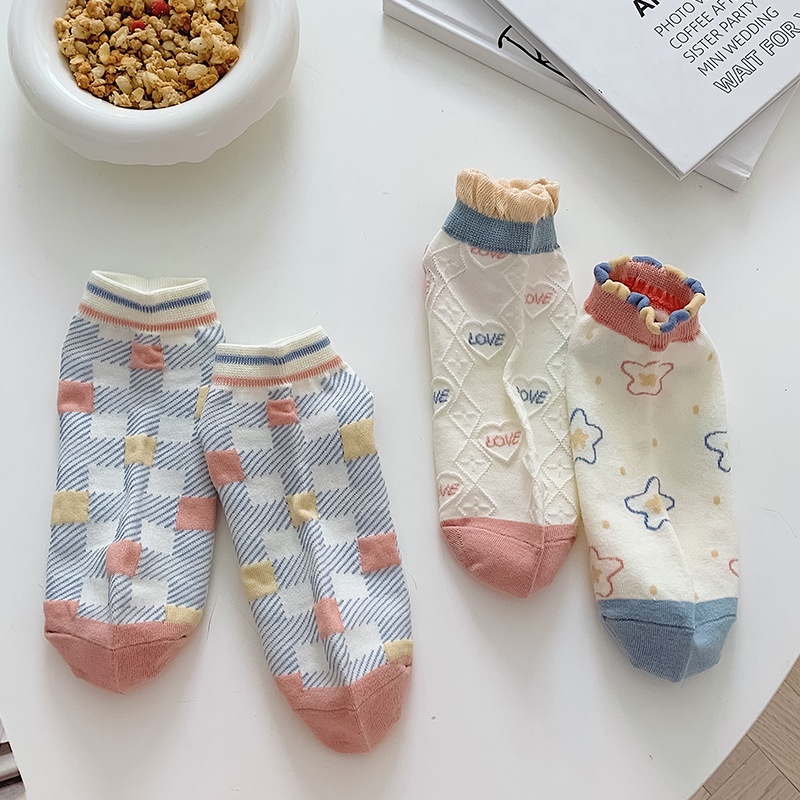 Đôi Vớ Cotton Họa Tiết Hoa Nhỏ Dễ Thương Bắt Mắt